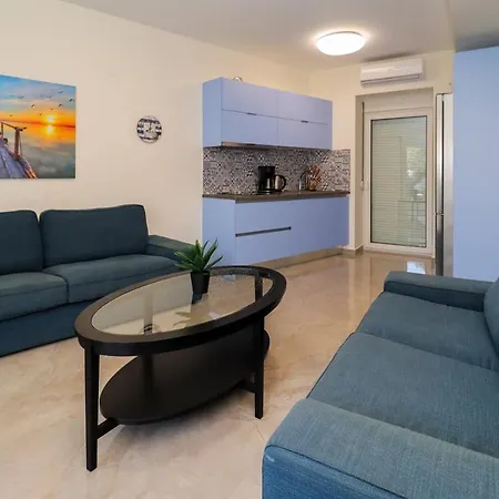 Pinelopi Deluxe Apartments, *